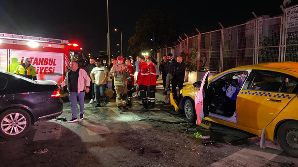 Başakşehir'de taksi ile otomobil çarpıştı: 10 yaralı