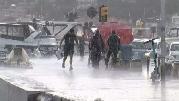 Meteoroloji uyarmıştı, İstanbul'da beklenen sağanak yağmur başladı